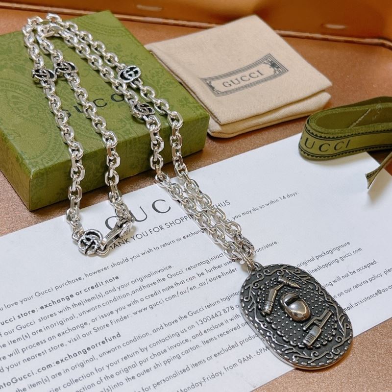 G*u*i necklaces